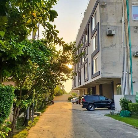 Furnished One-Bedroom Apartment For Rent Λαχόρη Εξωτερικό φωτογραφία